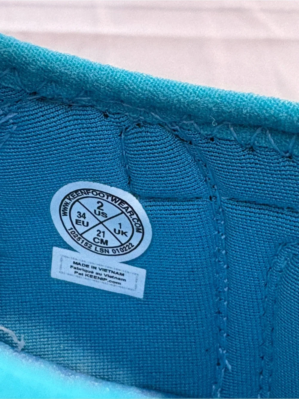 Keen vibrant tie